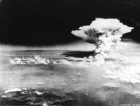 Hiroshima e Nagasaki agora - fotografias modernas Símbolo da paz feito de papel